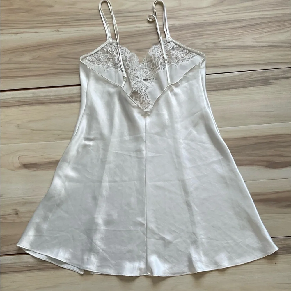 Victoria Secret Embroidered Lace Chemise Size Medium.